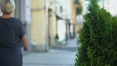 Sarı basın gazetecisi genç adamla yürürken yaşlı ünlünün fotoğrafını çekiyor