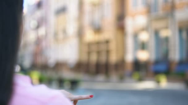 Primer plano de las manos de las mujeres haciendo gesto de marco en la calle, concepto de fotografía — Vídeos de Stock