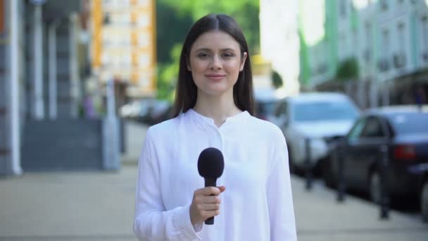 Γυναίκα δημοσιογράφος που προτείνει μικρόφωνο, παίρνοντας συνέντευξη στο δρόμο, καθημερινές ειδήσεις — Αρχείο Βίντεο