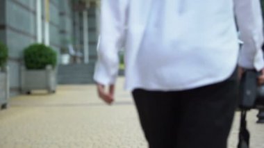 Kadın fotoğrafçı kamera ile yürüyüş, fotoğraf yapmak için yer arıyor