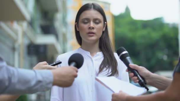 Rozzlobená ženská celebrita mluvící s otrávené novináře hledaje pocit — Stock video