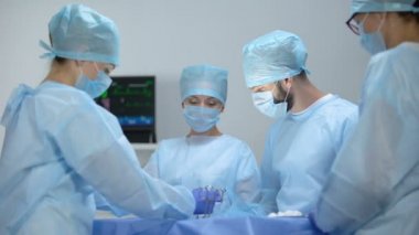 İnvaziv hastane operasyonu yapan cerrah ve asistanlardan oluşan ekip, sağlık