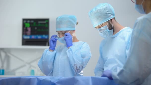 Squadra di chirurghi professionisti in operazione ospedaliera, salvando la vita del paziente — Video Stock