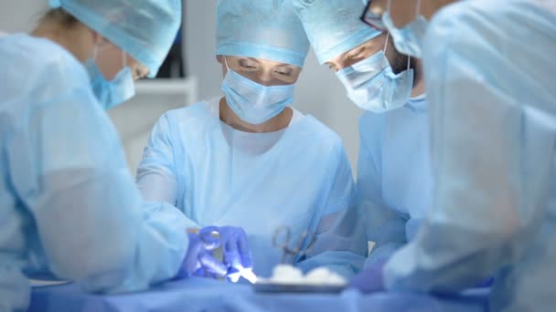 Grave team di chirurghi che eseguono interventi cardiotoracici, operazioni ospedaliere — Video Stock