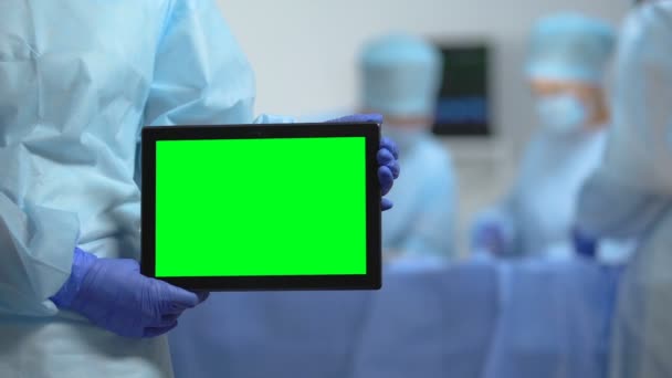 Hände der Krankenschwester halten Tablet-PC mit grünem Bildschirm während des Krankenhausbetriebs — Stockvideo