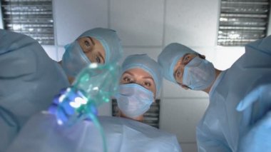 Hastaların yüzüne oksijen maskesi koyan doktorlar, ameliyat masasında pov kişi