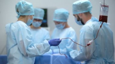 Ameliyathanede intravenöz damla, ameliyat sırasında kan transfüzyonu, hastane