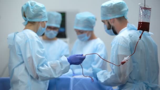Goteo intravenoso en quirófano, transfusión de sangre durante la cirugía, hospital — Vídeos de Stock