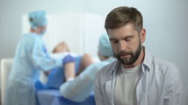 Eşi arka planda çocuk doğurmak için bastırıyor ise kocası zor nefes