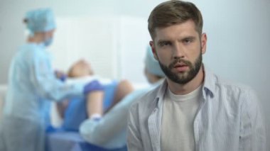 Karısı arka planda çocuk doğurmak için iterken adam bilincini kaybediyor