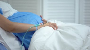 Battaniye tutan hamile kadın, karın ağrısı hissetme, düşük riski