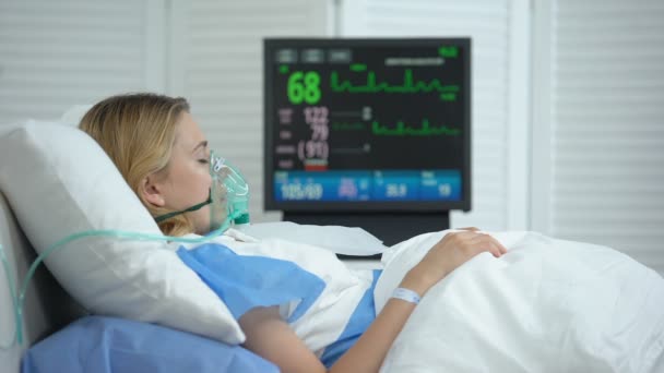 Беременная женщина в реанимации, стабилизированный сердечный ритм на ЭКГ мониторе, здоровье — стоковое видео