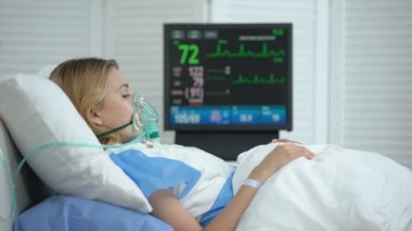 Reanimasyonda ağlayan kadın kürtaj sonrası uyanıyor, odada EKG monitörü
