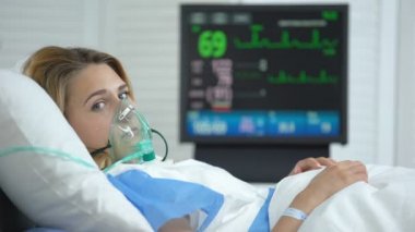Oksijen maskeli ağlayan kadın kameraya bakıyor, ameliyat sonrası stabilize, sağlık
