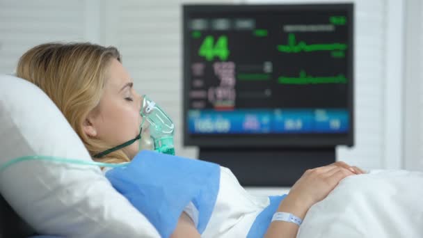 Femme dans le coma, fréquence cardiaque tombant sur ecg moniteur, unité hospitalière de soins intensifs — Video