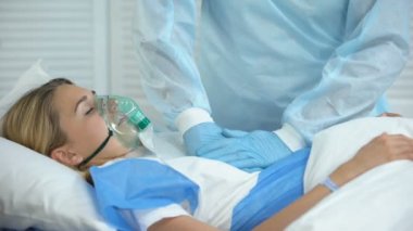 Kadın hastaya kardiyopulmoner resüsitasyon yapan doktor, reanimasyon