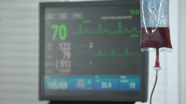 Rythme cardiaque stabilisé sur ecg monitor en salle de réanimation, transfusion sanguine — Video
