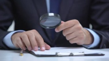 Büyüteçli avukat okuma belgesi, ayrıntılı olarak vaka incelenmesi, soruşturma