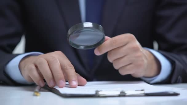 Attorney läsa dokument med förstoringsglaset, studera fallet i detalj, utredning — Stockvideo