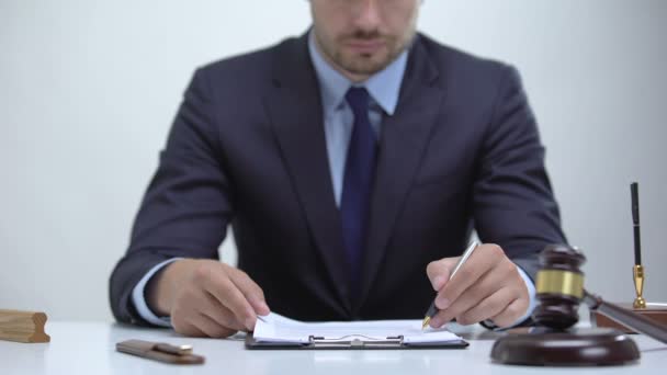 Fiscalía masculina leyendo evidencia documental, preparando estrategia de caso para la corte — Vídeos de Stock