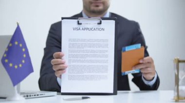 Vize başvuru ve pasaport, mülteci politikası gösteren AB konsolosluk görevlisi