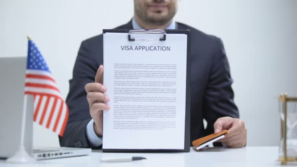 Консульское должностное лицо США с визовым заявлением и паспортом, легальной иммиграцией — стоковое видео