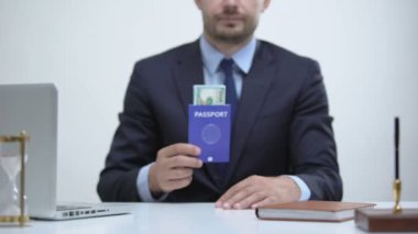 Dolar ile pasaport tutan göçmen memur, kimlik kartı hizmetleri için ödeme