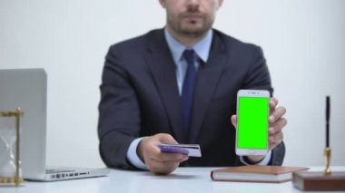 Konsolosluk görevlisi pasaport ve cep telefonu, vize başvurusu için online kuyruk tutar