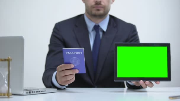 Миграционный агент с паспортом и планшетом, заявление на туристическую визу онлайн — стоковое видео