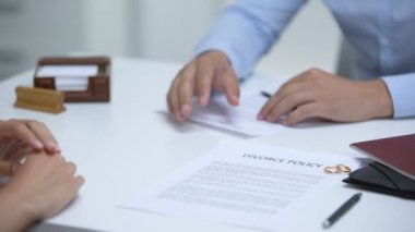 Boşanma sürecinde el ele tutuşan çift, ilişkilerin yeniden bir araya gelmesi, gerçek aşk