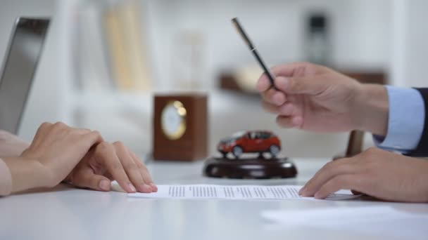 Anwalt gibt Frau, um Auto-Darlehensvertrag zu unterzeichnen, professionelle Leasing-Dienstleistungen — Stockvideo