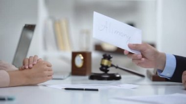 Boşanmış kadına nafaka veren avukat, bekar anne yeşertme, harçlık