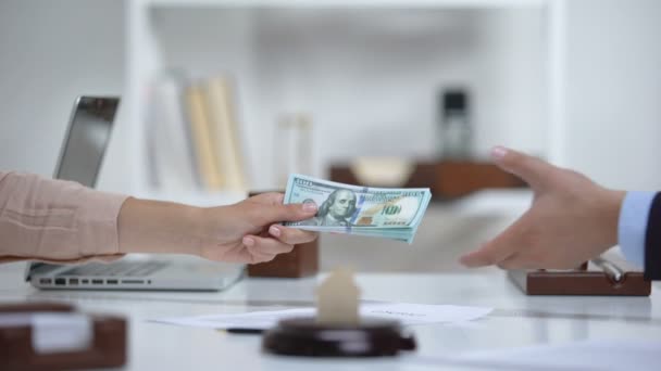 Femme agent immobilier payant pour l'aide à l'achat de la maison, location de locaux à bureaux — Video