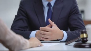 Kadın rüşvet yozlaşmış avukat sahte ifade imzalamak için, adalet engelleme