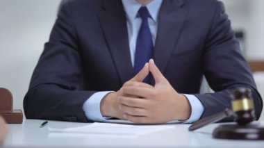Savcıya rüşvet, belgede sahtecilik, yalancı şahitlik için euro para veren kadın