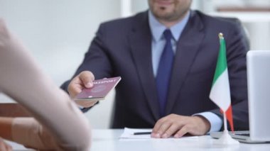 Göçmene pasaport veren İtalyan konsolosluk görevlisi, mülteci vatandaşlığı