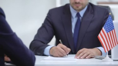 ABD'nin uluslararası işbirliği için resmi imza sözleşmesi, ortak elini sıktı