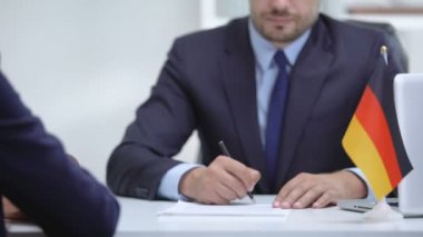 Alman patron, göçmen çalışanla iş sözleşmesi imzaladı, el sıkışırken