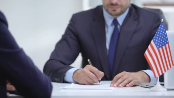 Signature officielle du contrat de coopération internationale des États-Unis, serrant la main d'un partenaire — Video