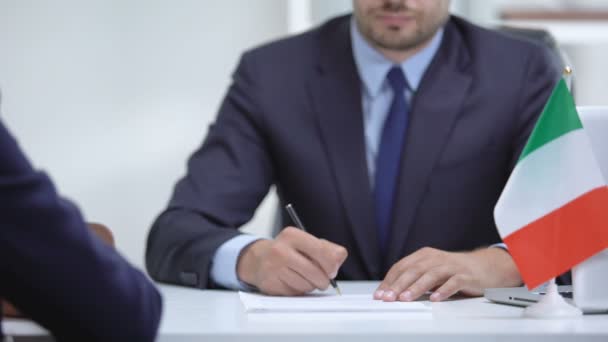 Chefe italiano assinar contrato de trabalho com empregado imigrante, apertando a mão — Vídeo de Stock