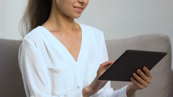 Fiatal nő online vásárlás tabletta PC segítségével, modern technológiák, kedvezmények — Stock videók
