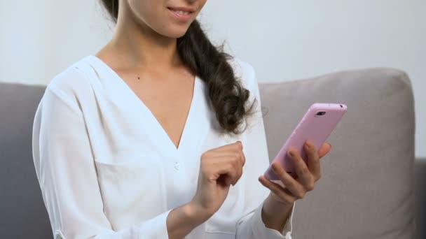 Μελαχρινή γυναίκα κύλιση κοινωνικά δίκτυα στο smartphone στο σπίτι, επικοινωνία — Αρχείο Βίντεο