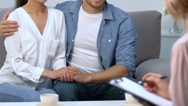 Couple affectueux bouleversé parler avec psychologue pendant la séance de thérapie, problèmes — Video