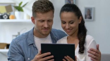 Sevgili kız arkadaşı, güvenilir ve sevecen bir ilişki için aile fotoğrafı gösteren Sevgi dolu erkek