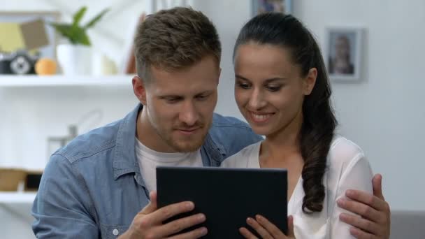 Nieuwsgierige schoonmoeder kijken zoon en schoondochter scrollen op Tablet PC — Stockvideo