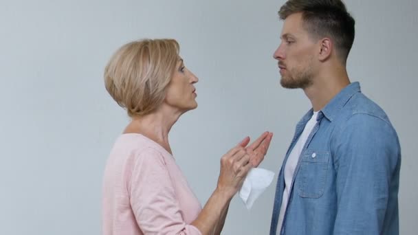 Volwassen moeder vegen zonen mond, geschokt vrouw gevoel verward, overbescherming — Stockvideo