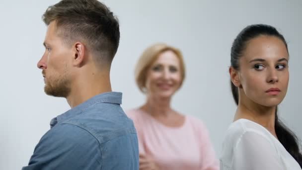 Junges Familienpaar steht Rücken an Rücken zufrieden Schwiegermutter lächelnd, Trennung — Stockvideo