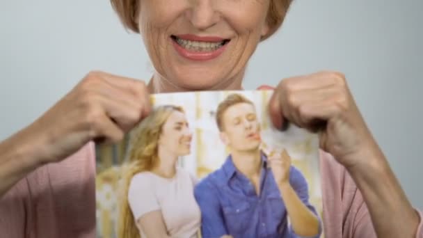 Mère égoïste déchirant la photo de sa fille avec son petit ami, profitant de rupture — Video