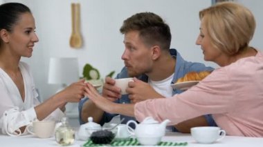Anne ve gelini tatlı ile ona tedavi adam dikkat için yarışıyor