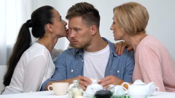 Hombre mirando confusamente a la cámara, cansado de las quejas de su esposa y madre — Vídeo de stock